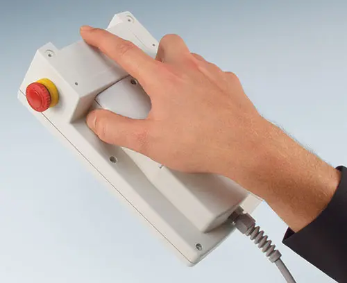 Ergonomický úchop na spodní straně, skvěle se drží