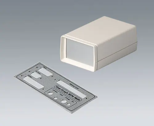 Aluminiumplatte mit Ausschnitten für Schnittstellen und Bedruckung