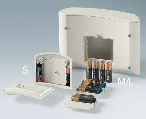 Compartimentos para 4 pilas AA o 9 V; soportes para 2 x AAA
