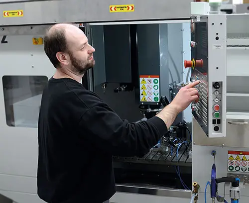 Moderna maquinaria para el mecanizado CNC en el centro propio de procesamiento