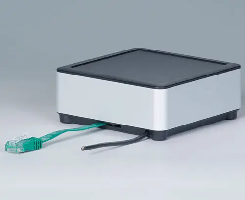 Aplicación con salida de cables en la parte inferior (cable de red extrafino, cable redondo)