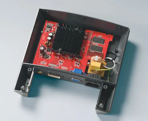 Molto spazio per componenti elettronici e collegamenti