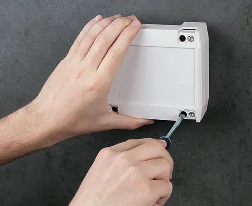 bezpośredni montaż na ścianie pod designerskimi zaślepkami