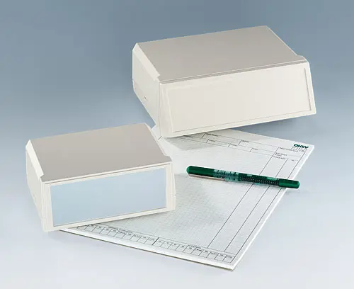 Gabinete com muito espaço para as interfaces