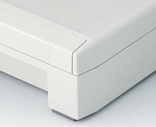 Painéis de design contornados ocultam a área de aparafusamento