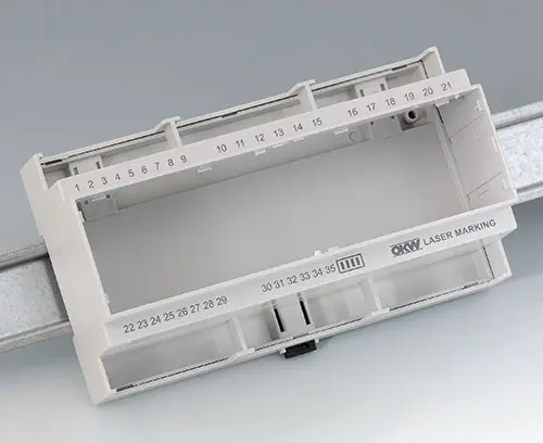 PC (UL 94 V-0) 材质的 RAILTEC C, 浅灰色、带激光打印图文