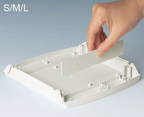 插板用作电器件区的空间隔离（ S、M、L 规格的附件）